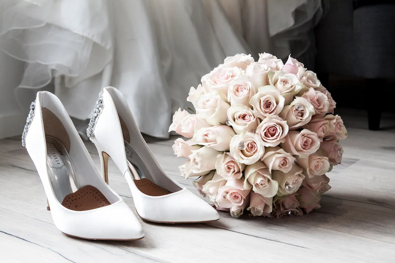 Zdjęcie Jakie buty do śmietankowej sukni ślubnej - elegancja i komfort na wesele