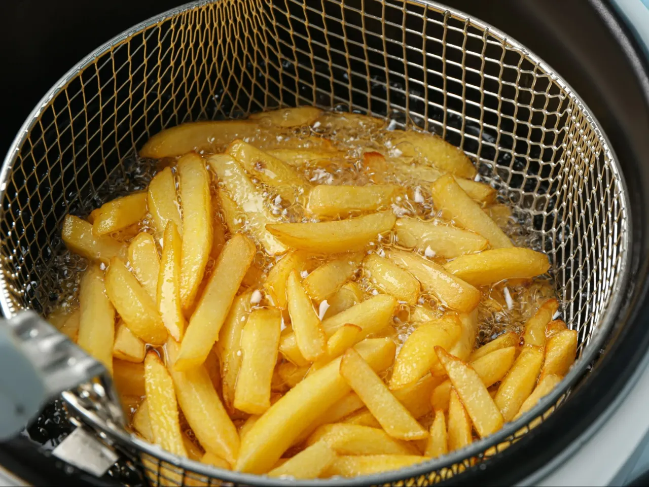 Zdjęcie Jak smażyć mrożone frytki na patelni, aby były idealnie chrupiące
