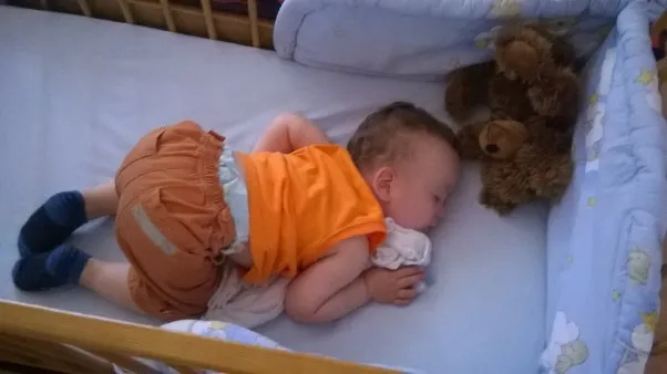 Zdjęcie Dlaczego dziecko śpi z pupą do góry? Odkryj przyczyny i bezpieczeństwo