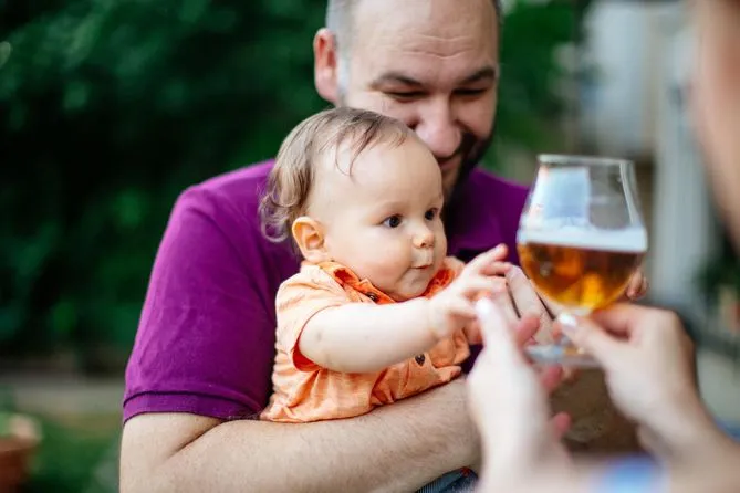 Zdjęcie Czy dzieci mogą pić piwo bezalkoholowe? Zobacz skutki i ryzyka