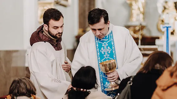 Zdjęcie Komunia co to znaczy? Zrozumienie sakramentu i jego znaczenia