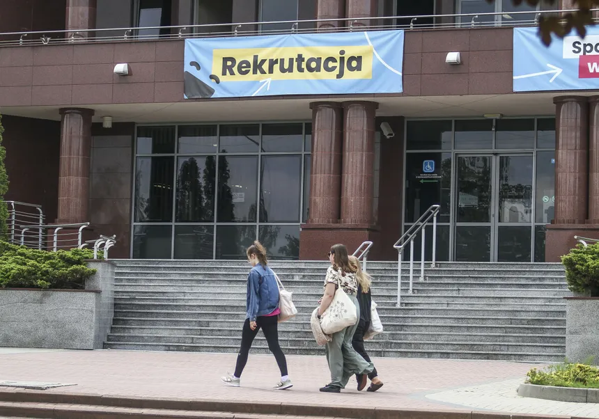 Zdjęcie Jakie studia po chemii i angielskim? Odkryj najlepsze możliwości kariery