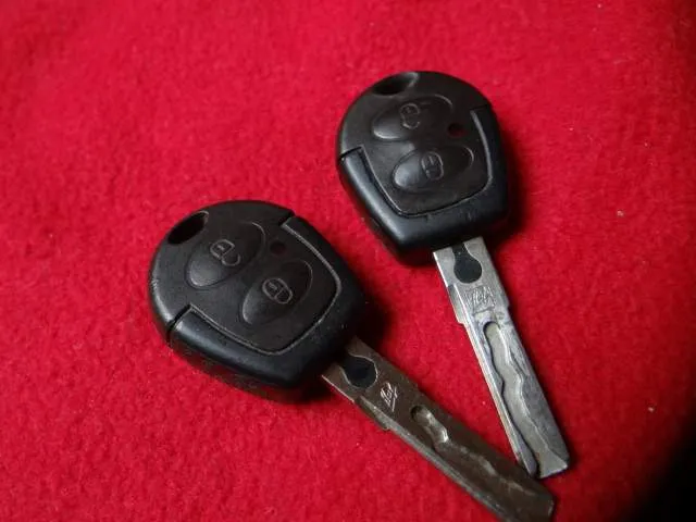 Zdjęcie Jak łatwo wymienić baterię w kluczyku Volkswagena Passata B5 - kompletna instrukcja krok po kroku