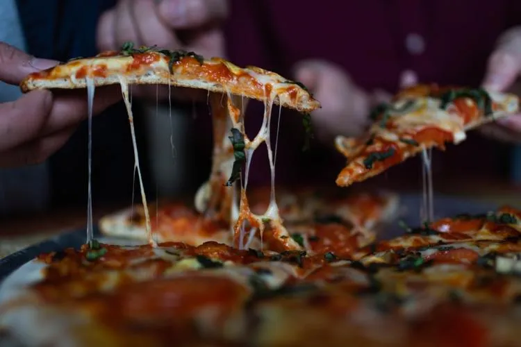 Zdjęcie Dlaczego pizza przywiera do kamienia i jak temu zapobiec?
