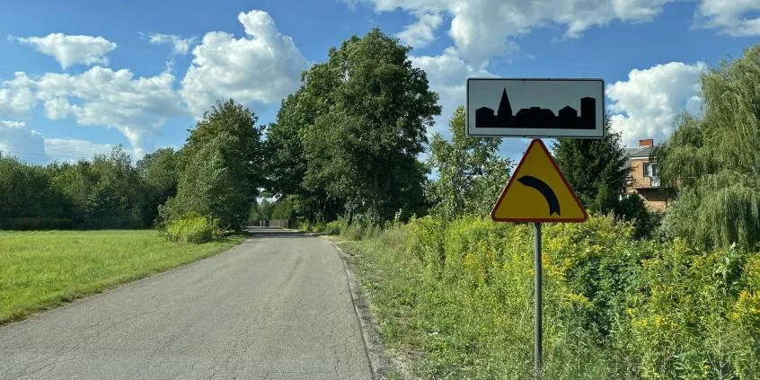Zdjęcie Kiedy jest teren zabudowany i jak uniknąć nieporozumień na drodze