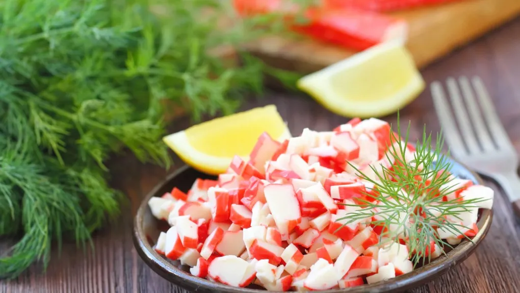 Zdjęcie Surimi czy zdrowe? Odkryj ukryte zagrożenia i korzyści zdrowotne.