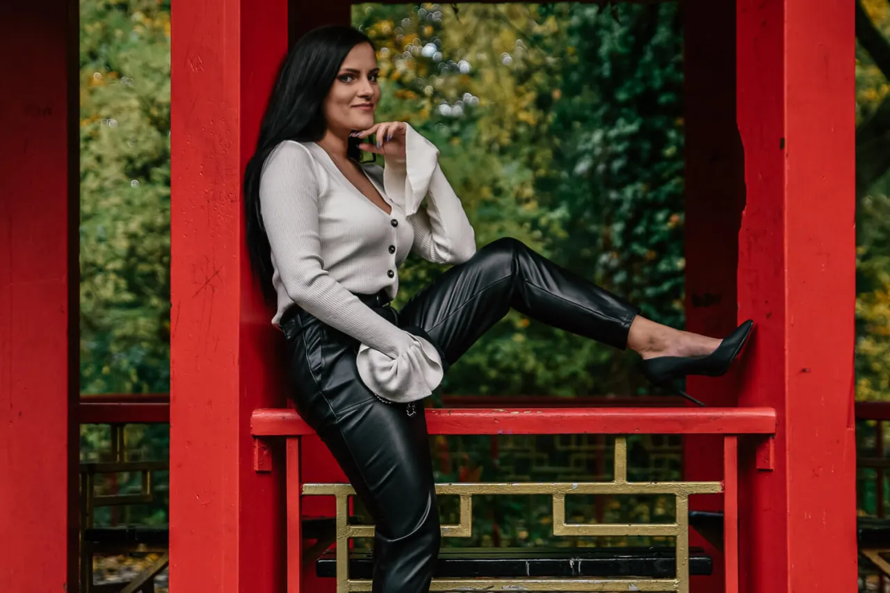 Zdjęcie Stylizacja ze skórzanymi spodniami: modowe wpadki, które zniszczą twój look