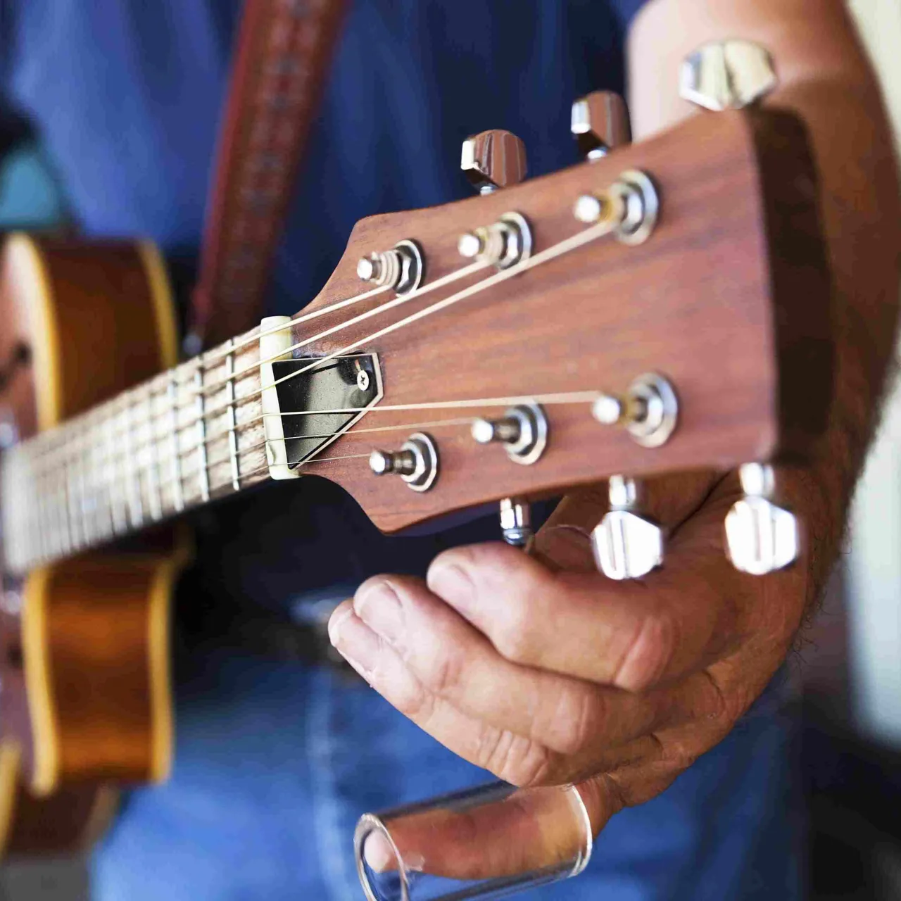 Zdjęcie Jak się stroi gitarę elektryczną - proste metody dla każdego muzyka