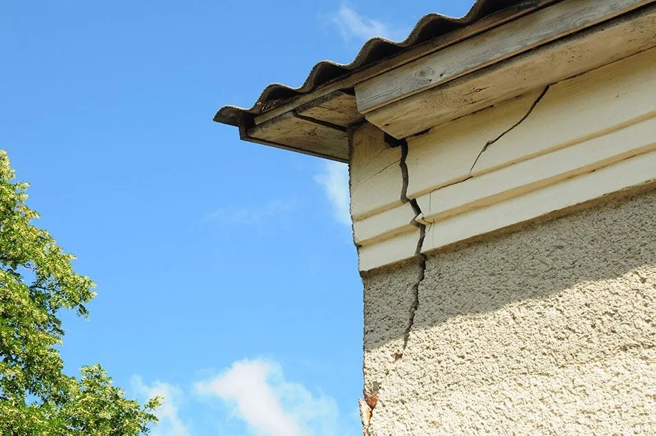Zdjęcie Jak naprawić pęknięcia na elewacji: 8 skutecznych kroków dla majsterkowicza