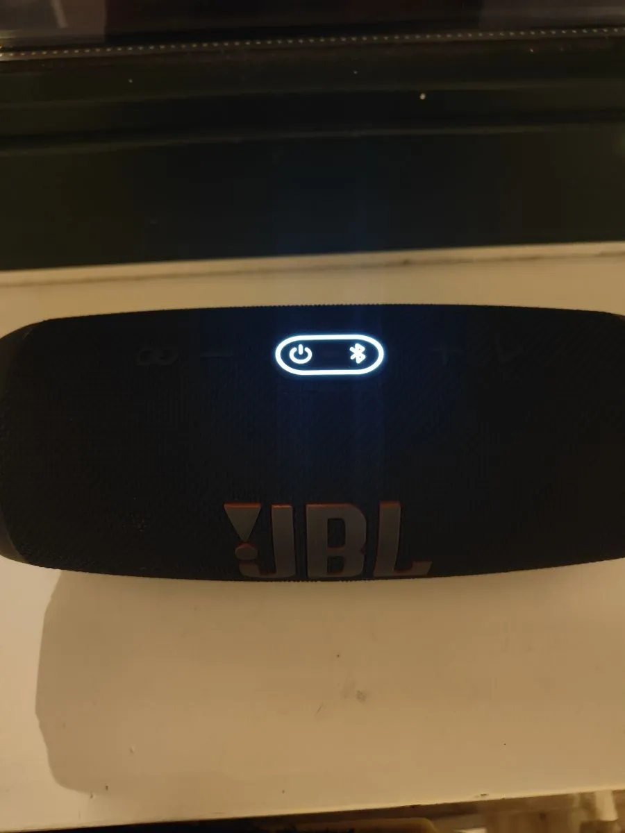 Zdjęcie Jak zresetować głośnik JBL Charge 5 i rozwiązać problemy z dźwiękiem