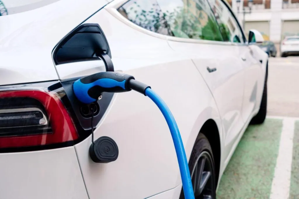 Zdjęcie Od kiedy tylko samochody elektryczne: co oznacza to dla kierowców?
