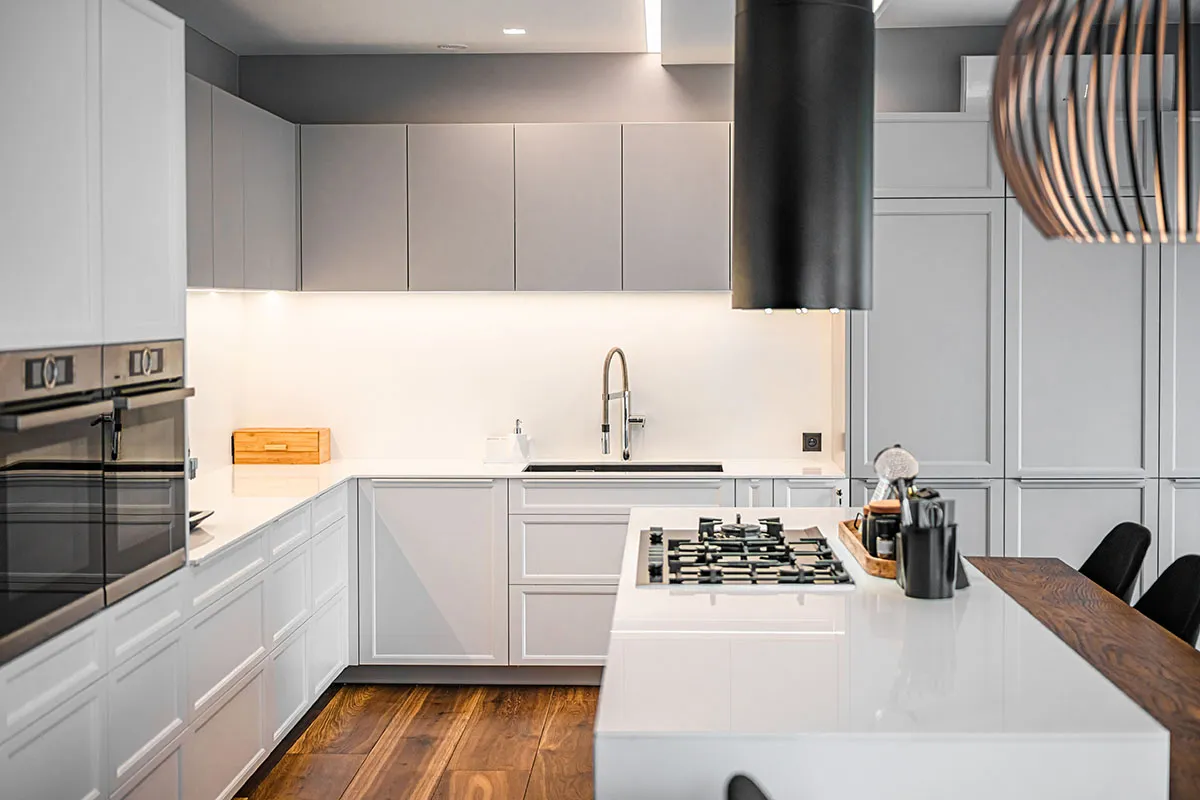 Zdjęcie Jak zabezpieczyć szafkę nad kuchenką przed wilgocią i tłuszczem