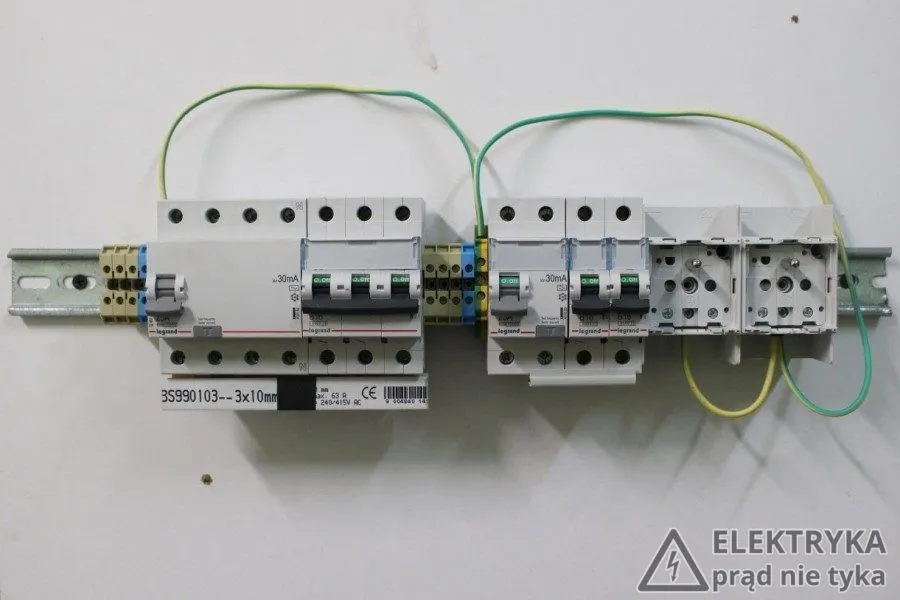 Zdjęcie Czy bezpiecznik zasilany z góry czy z dołu? Uniknij błędów i zagrożeń w instalacji!