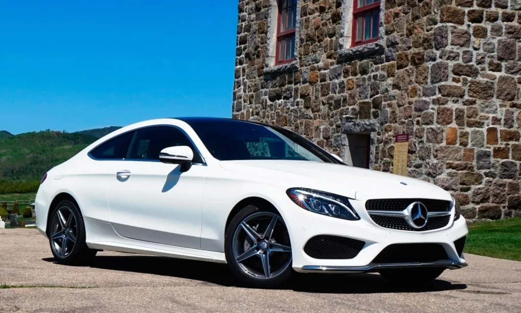 Zdjęcie Mercedes-Benz C300 Coupe - Luksus i osiągi, które musisz znać