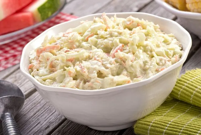 Zdjęcie Jak zrobić sałatkę coleslaw - prosty przepis na idealny dodatek