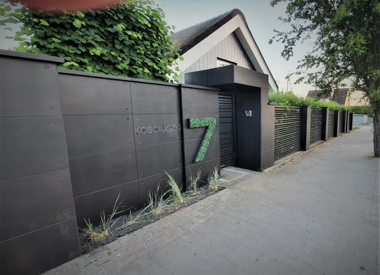 Zdjęcie Jak zrobić ogrodzenie z betonu architektonicznego, by trwało latami