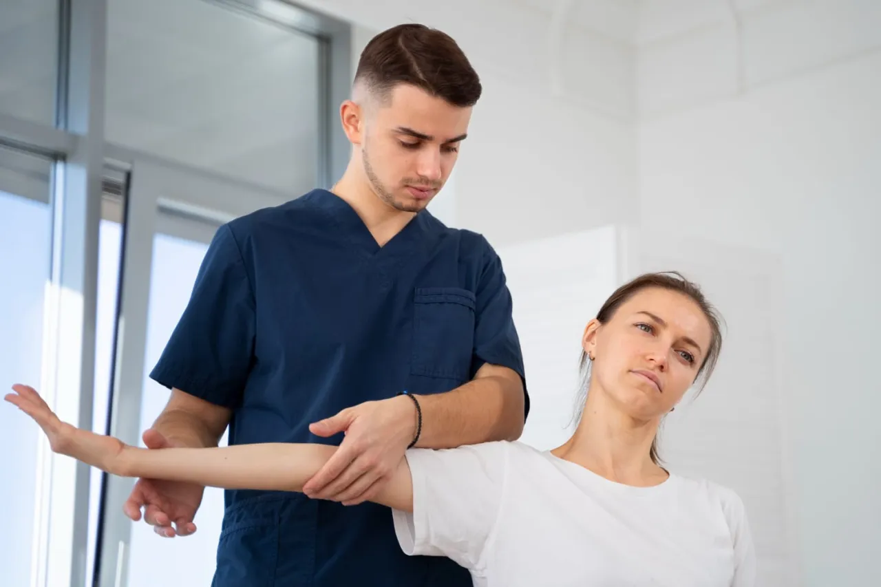 Zdjęcie Czy fizjoterapeuta a rehabilitant to to samo? Odkryj kluczowe różnice