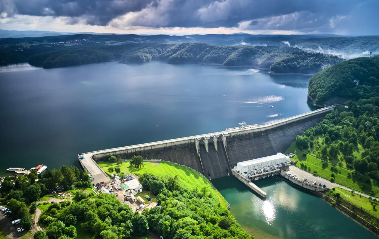 Zdjęcie Jak pewna elektrownia wodna wykorzystuje energię potencjalną w praktyce