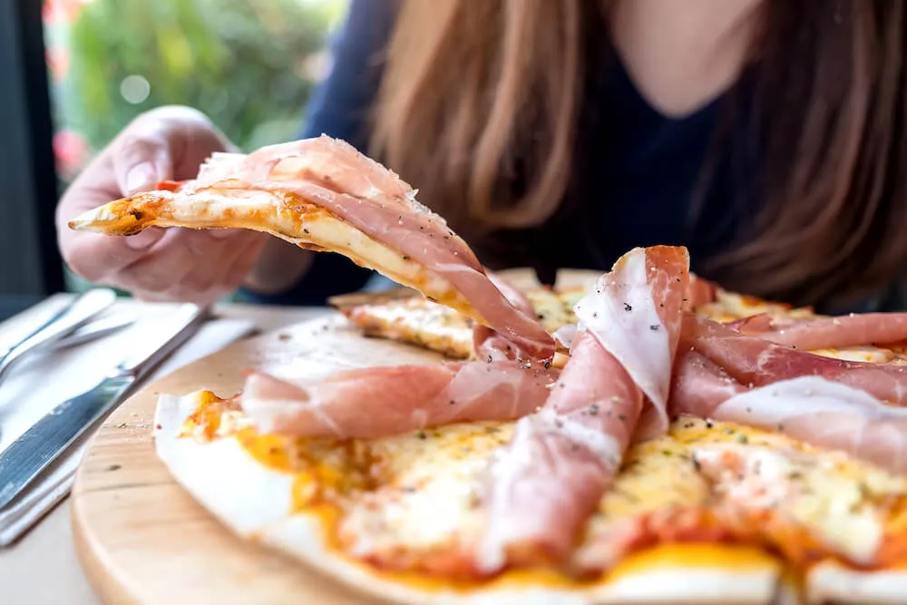 Zdjęcie Jaka szynka do pizzy? Odkryj najlepsze smaki, które zachwycą!