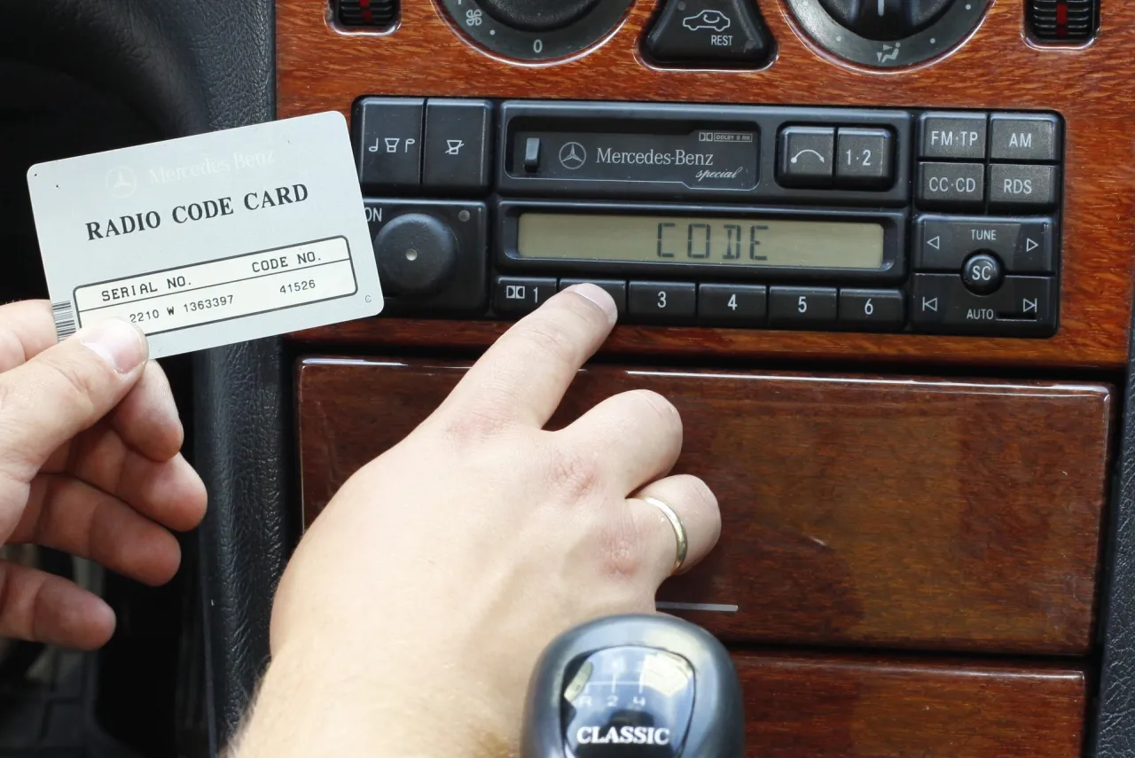 Zdjęcie Jak uruchomić radio samochodowe bez kodu? Proste metody na pomoc w problemie