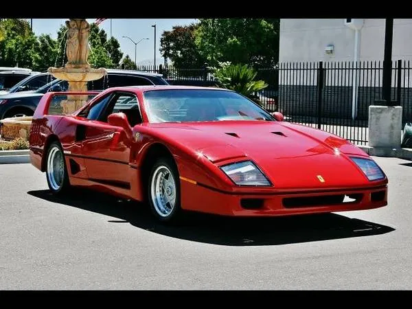 Zdjęcie Ile kosztuje ferrari f40? Zaskakujące ceny na rynku samochodów luksusowych