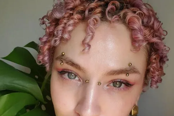 Zdjęcie Kolczyk w brwi czy boli? Poznaj prawdę o bólu przy piercingu