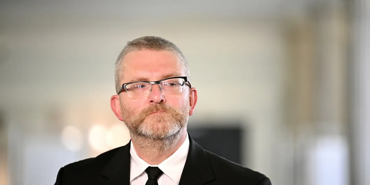 Zdjęcie Grzegorz Braun - kim jest i dlaczego budzi kontrowersje w Polsce?