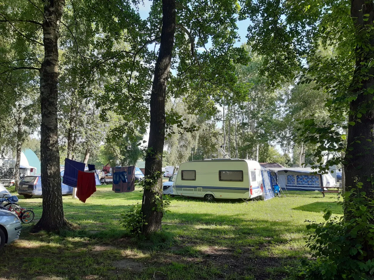 Zdjęcie Ile kosztuje pole namiotowe nad morzem? Zaskakujące ceny i ukryte opłaty