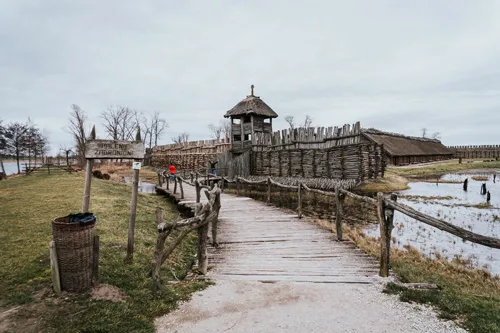 Zdjęcie Skansen Biskupin: odkryj fascynującą historię osady z epoki żelaza