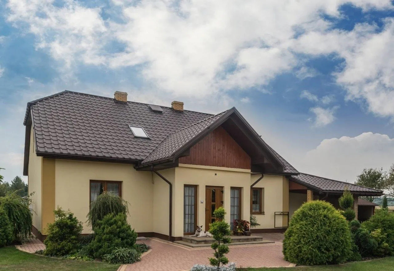 Zdjęcie Czy deskować dach pod blachodachówkę? Odkryj zalety i wady deskowania