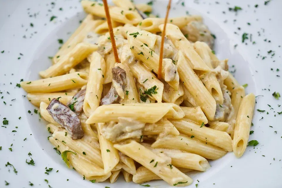 Zdjęcie Szybki przepis na makaron penne z kurczakiem i pieczarkami w 30 minut