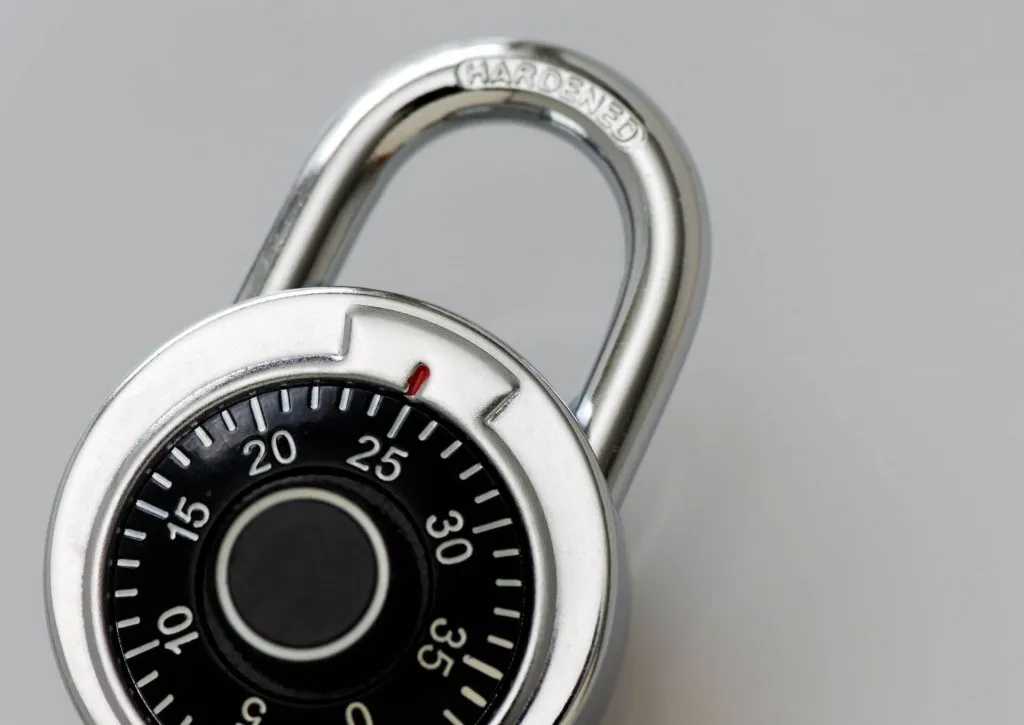 Zdjęcie Jak odblokować walizkę: proste metody na otwarcie zamka bez kodu