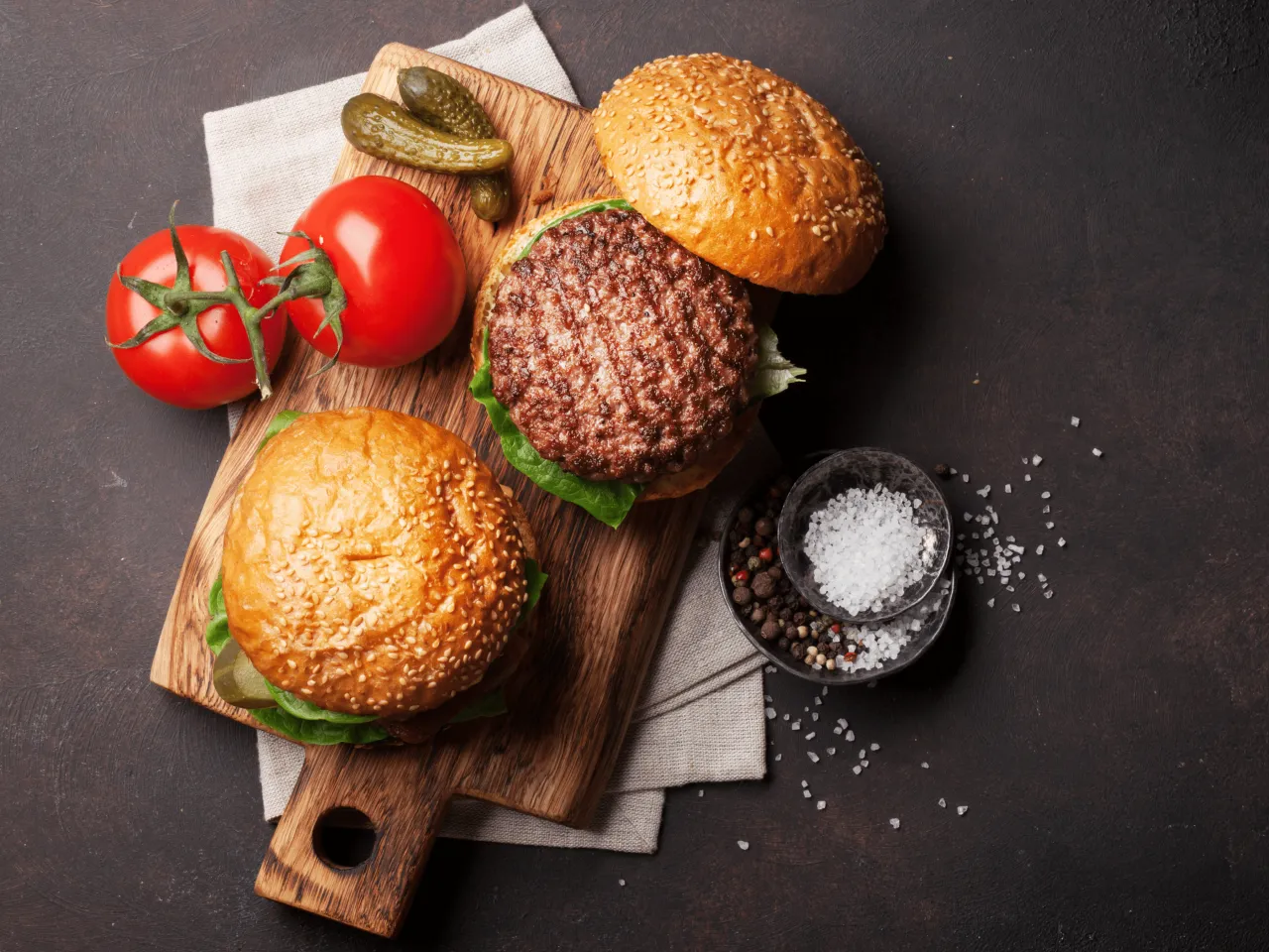 Zdjęcie Ile smażyć burgera wołowego, aby był soczysty i idealnie wysmażony
