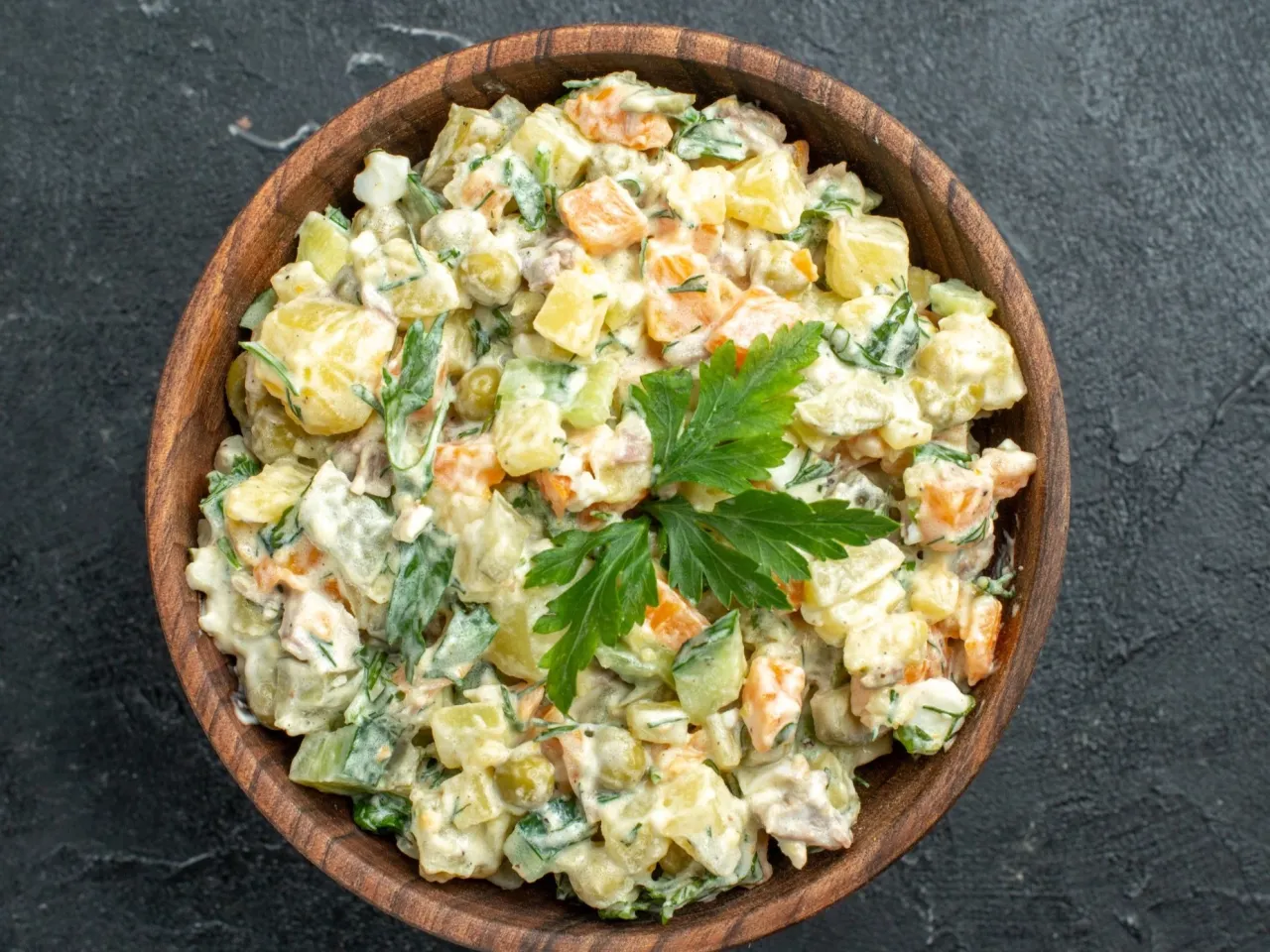 Zdjęcie Sałatka jarzynowa: Jak długo jest świeża i kiedy bezwzględnie jej nie jeść?