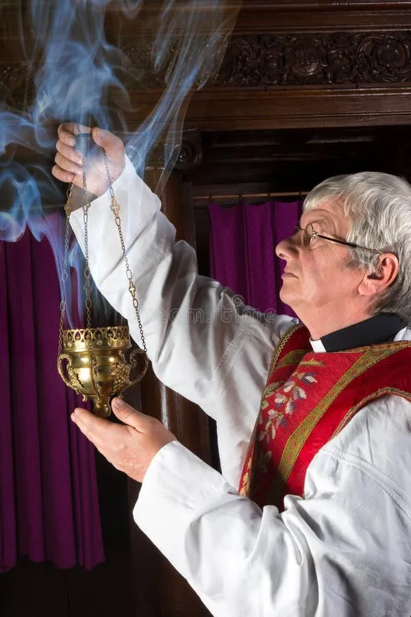 Zdjęcie Co oznacza kadzidło w kościele? Symbolika i duchowe znaczenie w liturgii