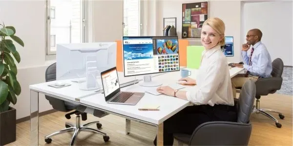 Zdjęcie Jak pracować na dwóch monitorach, aby zwiększyć swoją produktywność