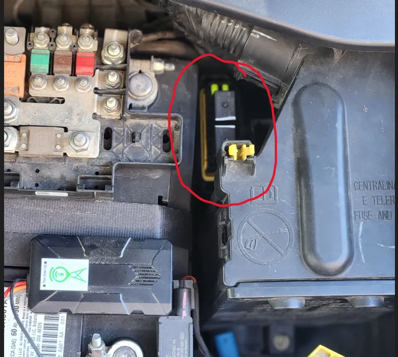 Zdjęcie Jeep Compass: Gdzie są bezpieczniki i jak je łatwo znaleźć
