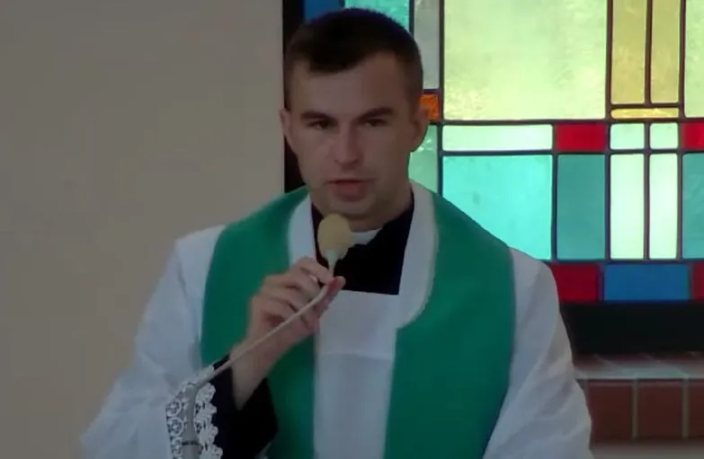Zdjęcie Czy ksiądz może pić alkohol? Odkryj zasady i ograniczenia w Kościele