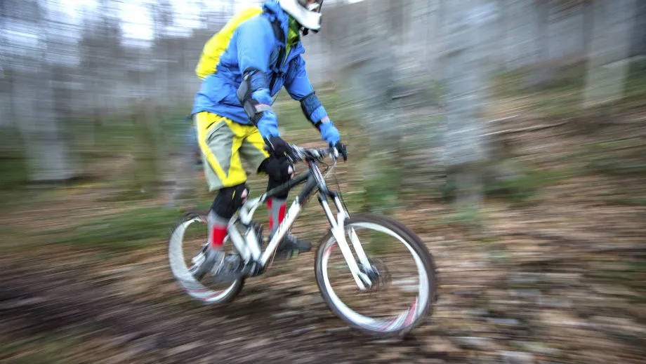 Zdjęcie Czym się różni enduro od downhillu? Kluczowe różnice, które musisz znać