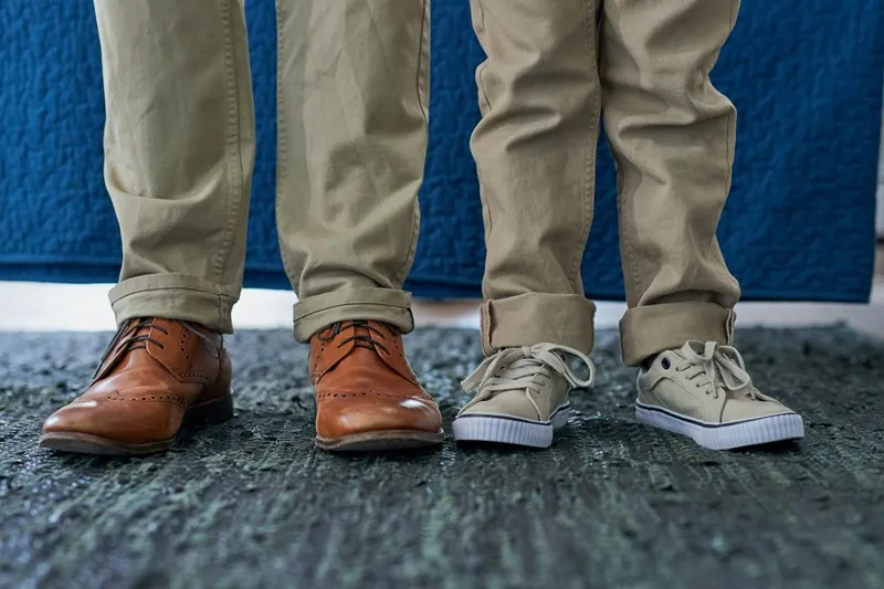 Zdjęcie Jakie buty do spodni chinos wybrać, by zachwycić stylem?
