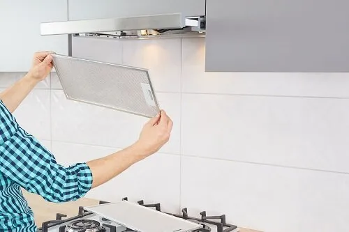 Zdjęcie Jak zamontować okap podszafkowy bez szafki? Proste kroki i porady