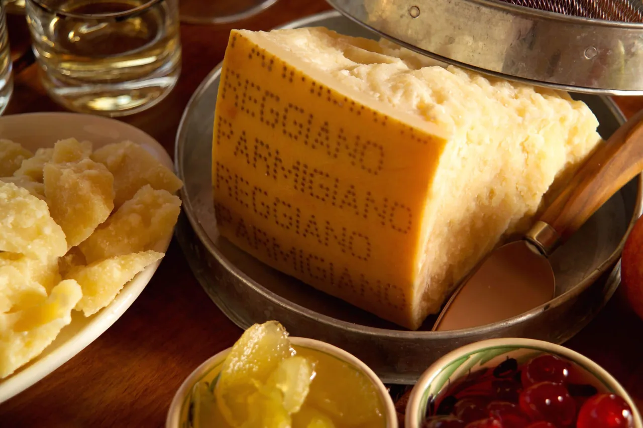 Zdjęcie Parmezan z jakiego mleka? Odkryj tajemnice autentycznego smaku