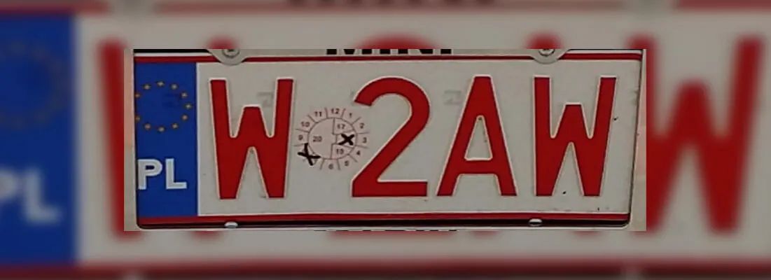 Zdjęcie Czerwone rejestracje: Znaczenie oraz Funkcja Czerwonych Tablic