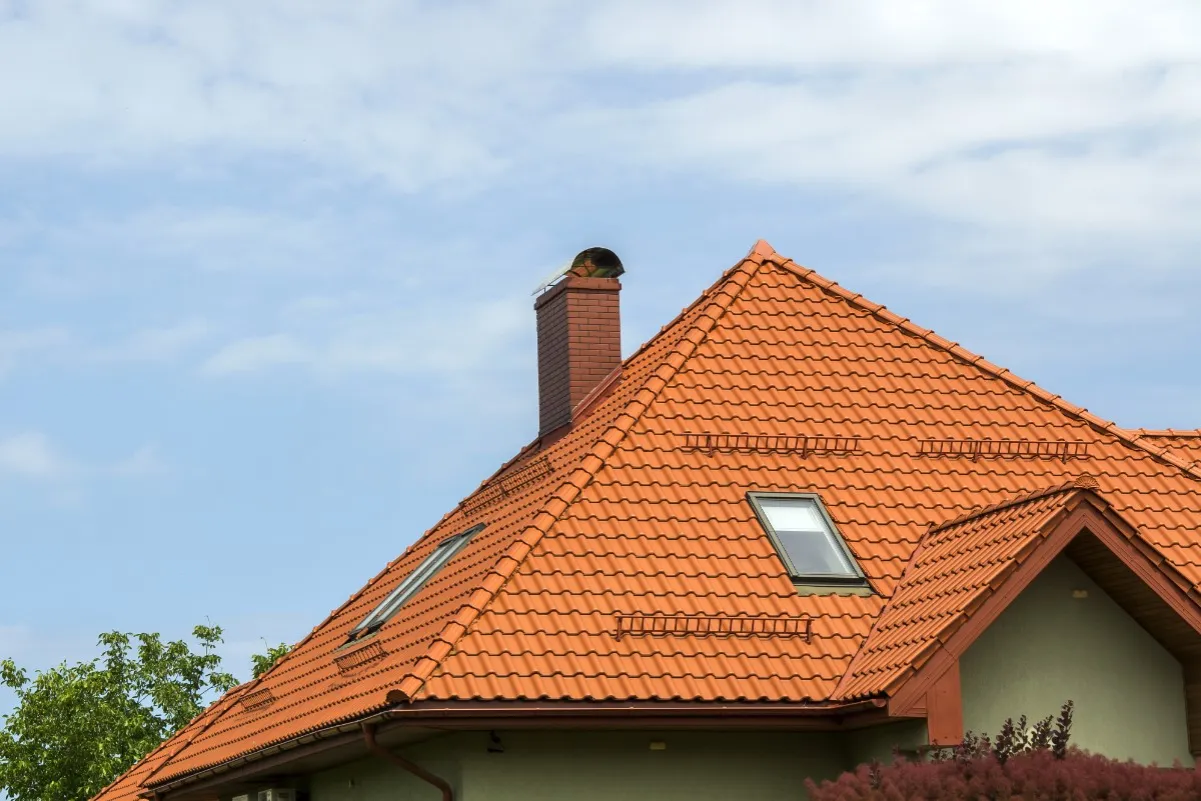 Zdjęcie Jak umyć okna dachowe: 8 skutecznych kroków i wskazówek