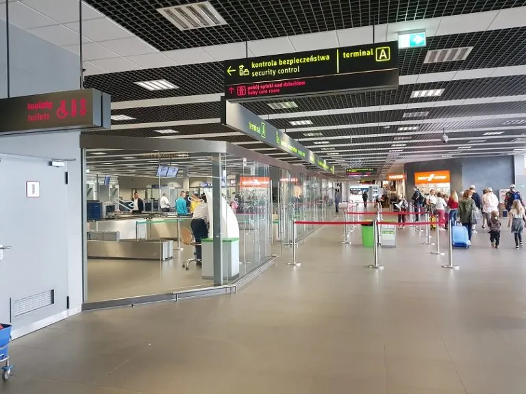 Zdjęcie Ile wcześniej być na lotnisku Ryanair, by uniknąć problemów z odprawą i spóźnienia