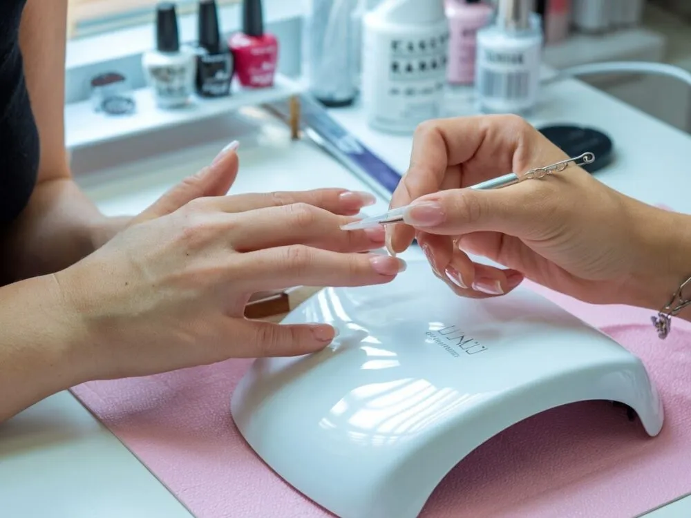 Zdjęcie Jak zrobić manicure żelowy krok po kroku - uniknij najczęstszych błędów