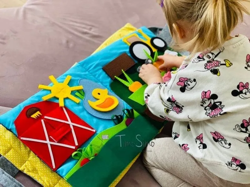 Zdjęcie Książeczka sensoryczna Montessori – jak wspiera rozwój dziecka przez zabawę?
