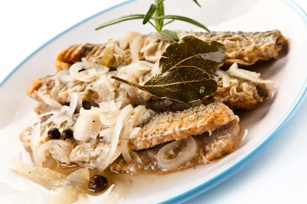 Zdjęcie Śledzie w occie - przepis, najlepsza zalewa octowa z cebulą