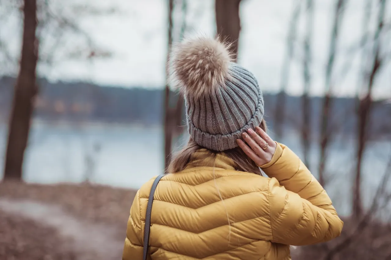 Zdjęcie Jaką czapkę dobrać do musztardowej kurtki? 5 stylowych propozycji