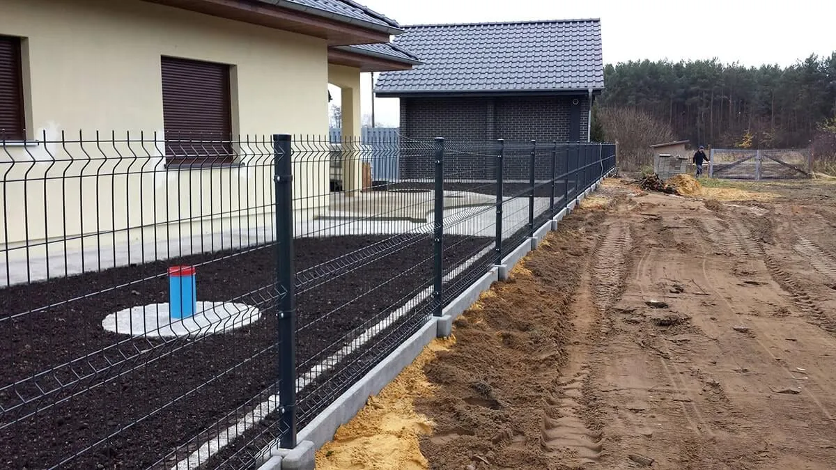 Zdjęcie Ile waży panel ogrodzeniowy? Zaskakujące różnice w wadze i wyborze.